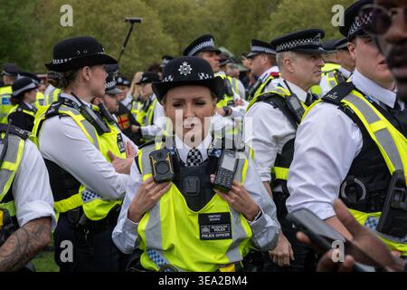 London, Großbritannien. April 2026. Die Polizei hielt Menschenmengen während einer Festnahme beim jährlichen Protest zur Cannabislegalisierung 420 im Hyde Park zurück. In diesem Jahr versammelte sich eine kleinere, aber volatilere Menschenmenge, bei der die Polizei zahlreiche Stopp- und Suchoperationen durchführte. Zwei Demonstranten wurden am Nachmittag verhaftet und zogen eine feindliche Menge um den Tatort. Quelle: Ian Davidson/Alamy Live News Stockfoto