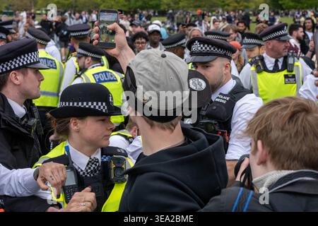 London, Großbritannien. April 2026. Eine Verhaftung wurde gewalttätig, als 420 im Hyde Park der jährliche Protest zur Cannabislegalisierung stattfand. In diesem Jahr versammelte sich eine kleinere, aber volatilere Menschenmenge, bei der die Polizei zahlreiche Stopp- und Suchoperationen durchführte. Zwei Demonstranten wurden am Nachmittag verhaftet und zogen eine feindliche Menge um den Tatort. Quelle: Ian Davidson/Alamy Live News Stockfoto