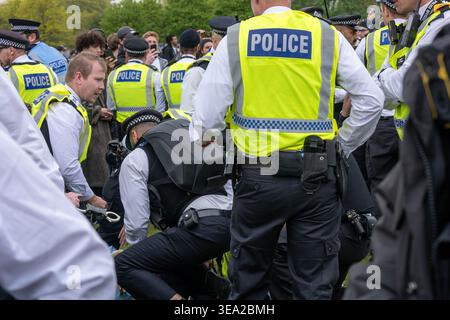 London, Großbritannien. April 2026. Eine Verhaftung wurde gewalttätig wegen des jährlichen Protests zur Cannabislegalisierung im Jahr 420 im Hyde Park. In diesem Jahr versammelte sich eine kleinere, aber volatilere Menschenmenge, bei der die Polizei zahlreiche Stopp- und Suchoperationen durchführte. Zwei Demonstranten wurden am Nachmittag verhaftet und zogen eine feindliche Menge um den Tatort. Quelle: Ian Davidson/Alamy Live News Stockfoto