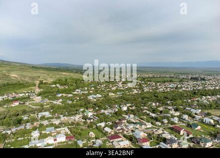 Aus der Vogelperspektive Karakol, die ehemalige sowjetische Stadt in Kirgisistan an der Ostseite des Issyk-Kul-Sees. Stockfoto
