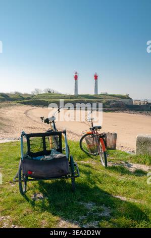 Strand „Anse de la Croix“ mit zwei Leuchttürmen im Hintergrund, Insel Aix, Charente-Maritime (17), Nouvelle-Aquitaine, Frankreich Stockfoto