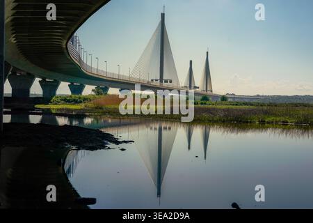 Mersey Gateway Bridge Reflexion im stehenden Wasser unter der Brücke am Montag, 20. April 2026. Foto von James Giblin (Alamy Stock Photo) Stockfoto