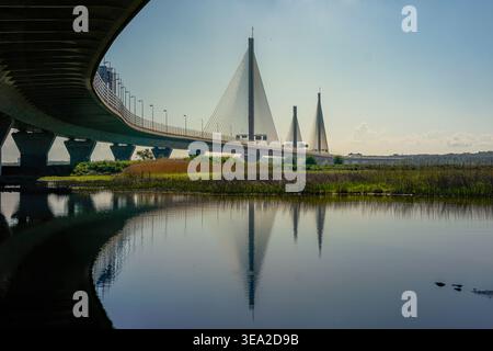 Mersey Gateway Bridge Reflexion im stehenden Wasser unter der Brücke am Montag, 20. April 2026. Foto von James Giblin (Alamy Stock Photo) Stockfoto