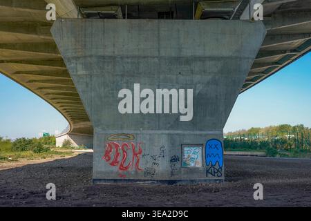 Mersey Gateway Bridge mit Graffiti auf dem Piller unter der Brücke am Montag, den 20. April 2026. Foto von James Giblin (Alamy Stock Photo) Stockfoto
