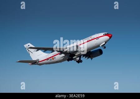 TORREJON DE ARDOZ, SPANIEN – 16. APRIL 2026: Ein spanischer Airbus A310 (T.22) der 45 Grupo, der von der Torrejon Air Base aus startet. Diese Ai Stockfoto