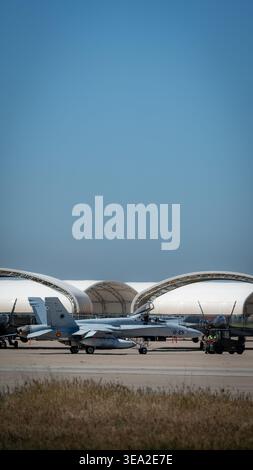 TORREJON DE ARDOZ, SPANIEN - 16. APRIL 2026: Ein Spanisch Air Force EF-18-Triebwerk startet und überprüft die Fluglinie während eines Basisbesuchs. Stockfoto
