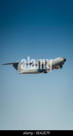 TORREJON DE ARDOZ, SPANIEN - 16. APRIL 2026: Ein Luftwaffenflugzeug der spanischen Luftwaffe Airbus A400M Atlas (T.23) startet während eines Militärtransportes von der Torrejon Air Base Stockfoto