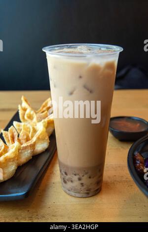 Okinawa brauner Zucker Milch Tee mit Kristall boba (Mitte) Dumpling World, Austin, Texas, 30. September 2024. (Foto: John Anderson) Stockfoto