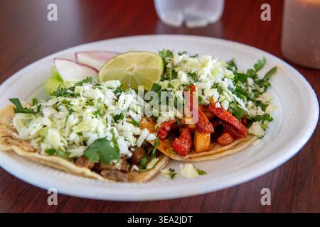 Suadero (links) und Pastor Tacos in Taqueria 7 Estrellas #2, Austin, Texas, 10. April 2025. (Foto: John Anderson) Stockfoto