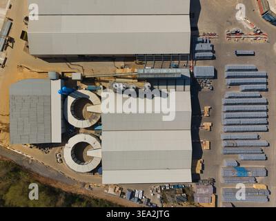 Luftaufnahme eines Beton-Produktanbieters mit großen Lagerhäusern, Silos und kreisförmigen Strukturen in Ellistown, England, Großbritannien. Stockfoto