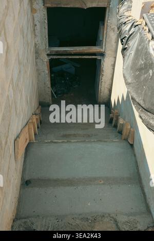 Bau einer Betontreppe zum Untergeschoss. Betontreppen. Treppenbau Stockfoto