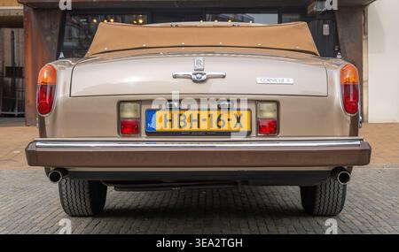 Katwijk aan Zee, Niederlande, 11.04.2026, Rolls-Royce Corniche II 1986, Rückansicht, klassischer britischer Luxuswagen auf der Oldtimer-Ausstellung Stockfoto