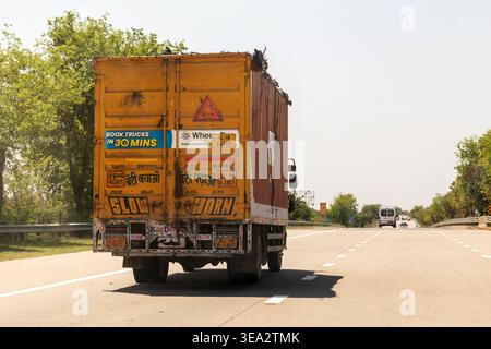 Lkw auf dem Yamuna Expressway zwischen Delhi und Agra. Indien Stockfoto