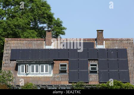 Sonnenkollektoren auf einem Dach eines Hauses Stockfoto