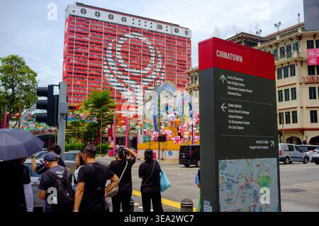 People Park Komplex in Chinatown Singapur und modernstes Gebäude, das zu einem Wahrzeichen geworden ist, jetzt in Rot und weiß neu gestrichen. Stockfoto