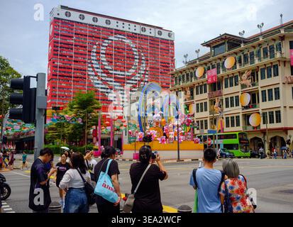 People Park Komplex in Chinatown Singapur und modernstes Gebäude, das zu einem Wahrzeichen geworden ist, jetzt in Rot und weiß neu gestrichen. Stockfoto