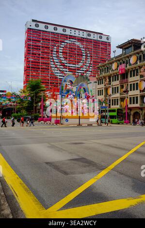 People Park Komplex in Chinatown Singapur und modernstes Gebäude, das zu einem Wahrzeichen geworden ist, jetzt in Rot und weiß neu gestrichen. Stockfoto