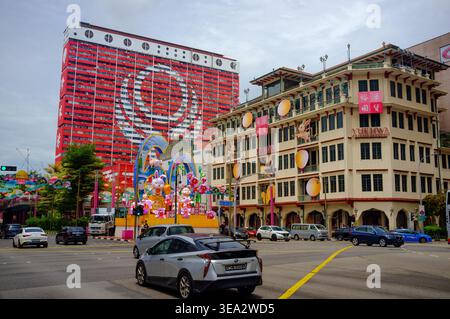 People Park Komplex in Chinatown Singapur und modernstes Gebäude, das zu einem Wahrzeichen geworden ist, jetzt in Rot und weiß neu gestrichen. Stockfoto
