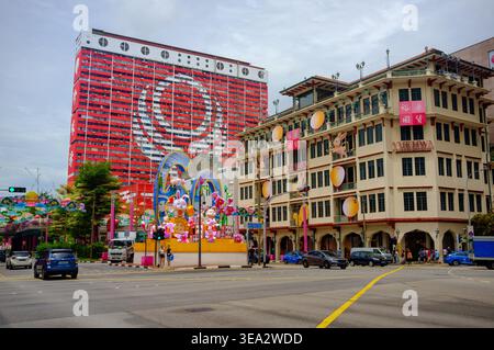 People Park Komplex in Chinatown Singapur und modernstes Gebäude, das zu einem Wahrzeichen geworden ist, jetzt in Rot und weiß neu gestrichen. Stockfoto
