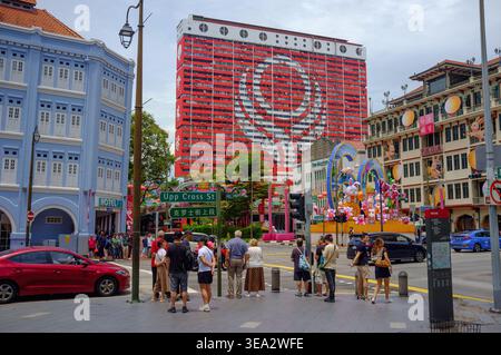 People Park Komplex in Chinatown Singapur und modernstes Gebäude, das zu einem Wahrzeichen geworden ist, jetzt in Rot und weiß neu gestrichen. Stockfoto