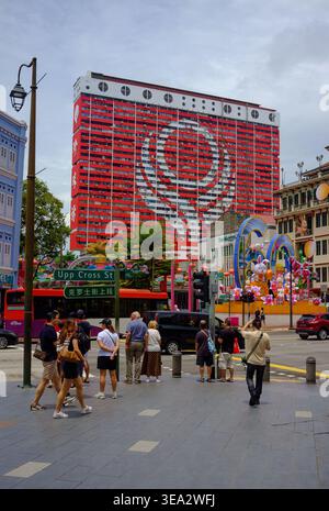People Park Komplex in Chinatown Singapur und modernstes Gebäude, das zu einem Wahrzeichen geworden ist, jetzt in Rot und weiß neu gestrichen. Stockfoto