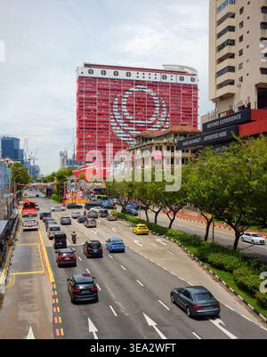 People Park Komplex in Chinatown Singapur und modernstes Gebäude, das zu einem Wahrzeichen geworden ist, jetzt in Rot und weiß neu gestrichen. Stockfoto