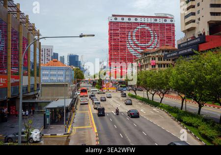 People Park Komplex in Chinatown Singapur und modernstes Gebäude, das zu einem Wahrzeichen geworden ist, jetzt in Rot und weiß neu gestrichen. Stockfoto