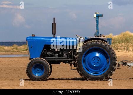 Blauer Fordson-Traktor im Vintage-Stil, Start von Super Dexta-Booten. Stockfoto