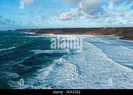 Aus der Vogelperspektive auf die schwere Atlantiksurfe, die entlang der Whitesand Bay bricht und von Sennen Cove, Cornwall, England aus nach Osten blickt Stockfoto