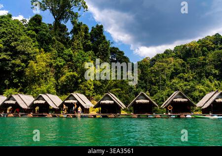 Foto des Praiwan Raft House Resorts in Khao Sok National aus dem Reservoir. Stockfoto