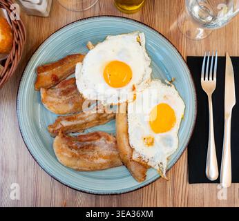 Gebratene, sonnige Eier mit knusprigen Pancetta-Scheiben Stockfoto