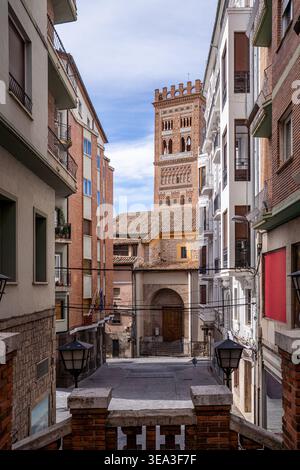 Eine perspektivische Aussicht von einer Treppe im historischen Zentrum von Teruel. Der majestätische Turm San Salvador im Mudéjar-Stil, ein UNESCO-Weltkulturerbe Stockfoto