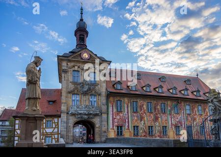 Stadtblick Bamberg, 20.04.2026 das Alte Rathaus auf der Flussinsel in der Regnitz mit dem markanten Torturm und der illusionistischen Fassadenmalerei von Johann Anwander aus dem 18. Jahrhundert. Links auf der Brücke die Nepomuk-Statue. Der Rokoko-Erker mit reichem Stuckdekor und das Rathaus-Fachwerk zählen zu den bekanntesten Motiven der Stadt. Bamberg Bayern Deutschland *** Stadtansicht Bamberg, 20 04 2026 das Alte Rathaus auf der Flussinsel in der Regnitz mit dem markanten Torturm und dem illusionistischen Fassadengemälde von Johann Anwander aus dem 18. Jahrhundert links auf der Brücke N Stockfoto