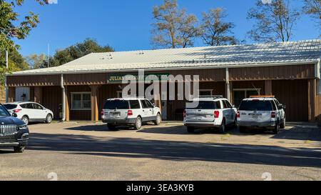 Polizeiwache in Julian California mit Polizeiautos davor. Stockfoto