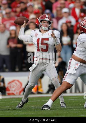 (DATEIFOTOS) ehemaliger Alabama Crimson Tide Quarterback (15) Ty Simpson, der als 1. Oder 2. Runde im NFL Draft 2026 ausgewählt werden soll, hier ist er am 1. Januar 2026 gegen die Indiana Hoosiers im Rose Bowl 2026 abgebildet. Der NFL Draft wird vom 23. Bis 25. April 2026 in Pittsburgh, Pennsylvania, stattfinden. (Obligatorischer Kredit: Marvin Jimenez / MarinMedia.org) (absoluter vollständiger Fotograf und Credits erforderlich) Stockfoto