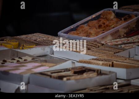 Verschiedene serbische Kuchen, Kekse und Süßigkeiten werden an einem Marktstand zum Verkauf angeboten. Hier werden traditionelle Desserts, mehrschichtiges Gebäck und Konfekt hervorgehoben Stockfoto