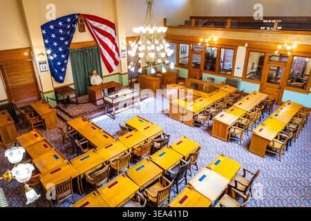 Phoenix, AZ, USA - 5. Februar 2026: Historische Legislativkammer im Arizona Capitol Museum zeigt erhaltene Regierungsarchitektur in Ph Stockfoto