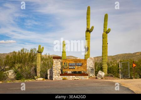Tucson, AZ, USA - 12. Februar 2026: Das Eingangstor markiert die Tanque Verde Ranch in der Wüstenlandschaft in Tucson Arizona Stockfoto