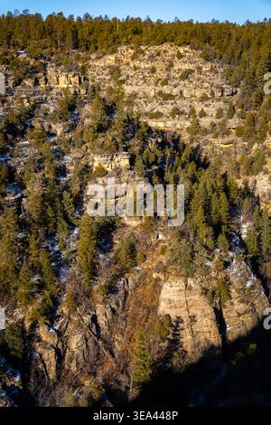 Das Luftpanorama zeigt die schneebedeckte Landschaft des Walnut Canyon unter hellem Sonnenlicht in Arizona Stockfoto