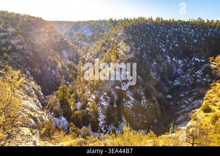 Das Luftpanorama zeigt die schneebedeckte Landschaft des Walnut Canyon unter hellem Sonnenlicht in Arizona Stockfoto