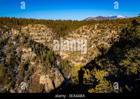 Das Luftpanorama zeigt die schneebedeckte Landschaft des Walnut Canyon unter hellem Sonnenlicht in Arizona Stockfoto