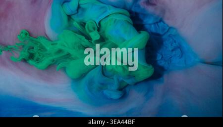 Wolkenübergang. Tintenhintergrund. Defokussierte grüne blaue rosa Farbe heller Rauch Spritzer flüssige Textur verbreitet sich auf Kunstacryl-Abstraktion. Stockfoto