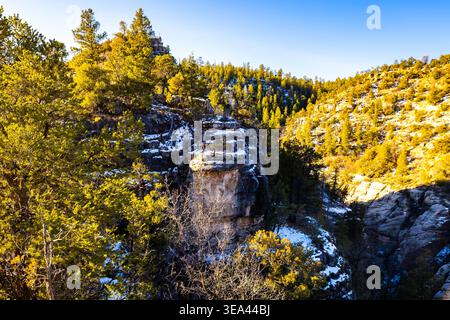 Das Luftpanorama zeigt die schneebedeckte Landschaft des Walnut Canyon unter hellem Sonnenlicht in Arizona Stockfoto