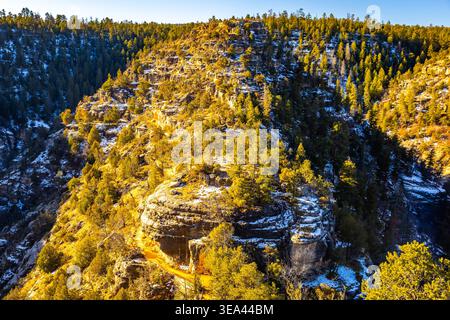 Das Luftpanorama zeigt die schneebedeckte Landschaft des Walnut Canyon unter hellem Sonnenlicht in Arizona Stockfoto