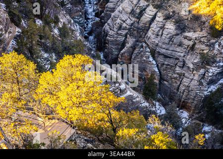 Das Luftpanorama zeigt die schneebedeckte Landschaft des Walnut Canyon unter hellem Sonnenlicht in Arizona Stockfoto