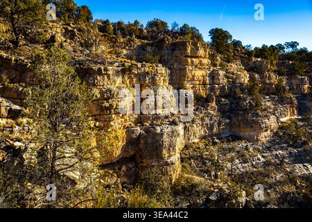 Das Luftpanorama zeigt die schneebedeckte Landschaft des Walnut Canyon unter hellem Sonnenlicht in Arizona Stockfoto