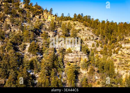Das Luftpanorama zeigt die schneebedeckte Landschaft des Walnut Canyon unter hellem Sonnenlicht in Arizona Stockfoto