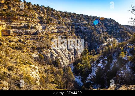 Das Luftpanorama zeigt die schneebedeckte Landschaft des Walnut Canyon unter hellem Sonnenlicht in Arizona Stockfoto