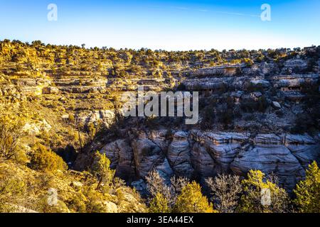 Das Luftpanorama zeigt die schneebedeckte Landschaft des Walnut Canyon unter hellem Sonnenlicht in Arizona Stockfoto