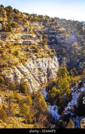 Das Luftpanorama zeigt die schneebedeckte Landschaft des Walnut Canyon unter hellem Sonnenlicht in Arizona Stockfoto